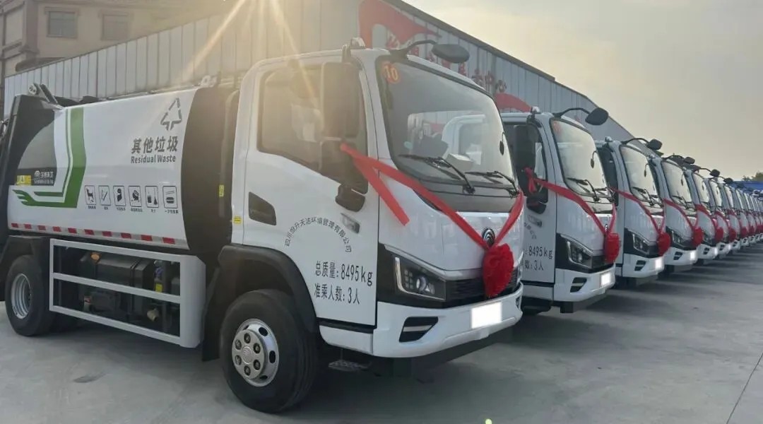 宇通重工旗下宇通環衛8噸壓縮式垃圾車批量交付河池！