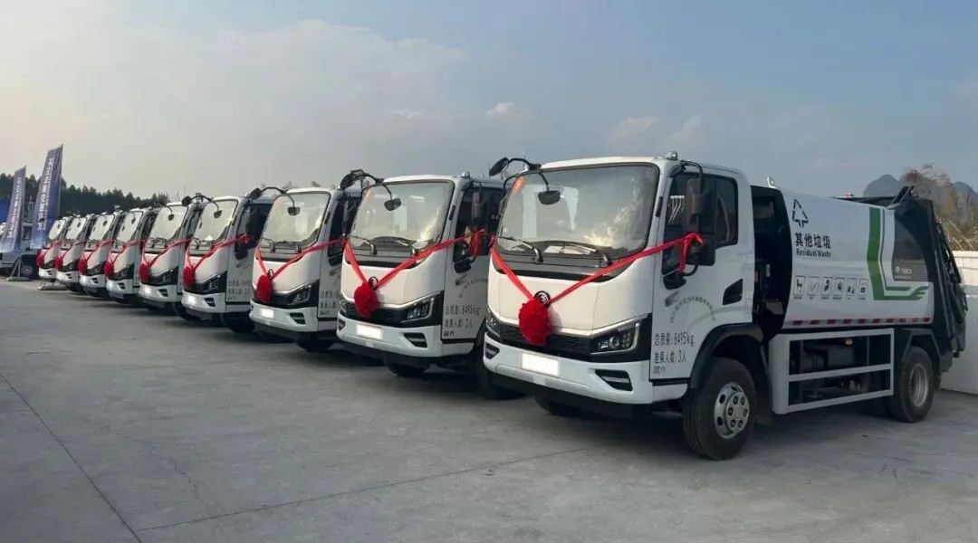 宇通重工旗下宇通環衛8噸壓縮式垃圾車批量交付河池！