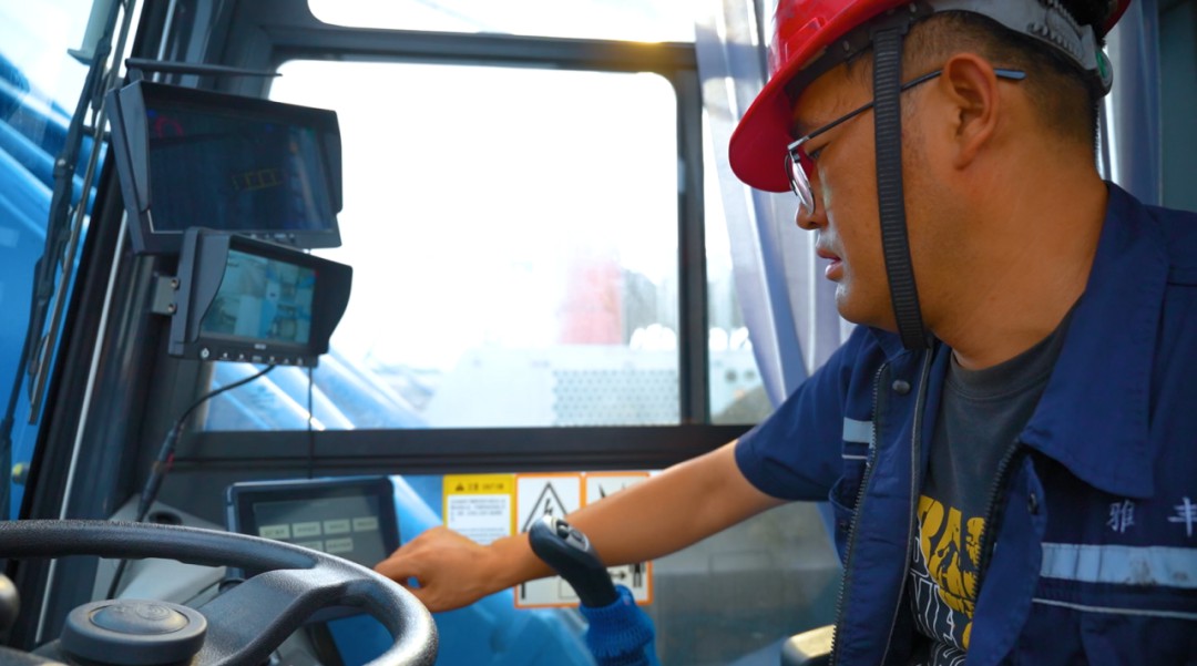 宇通純電動港口輪胎起重機：以硬核三電技術，護航港口綠色高效作業