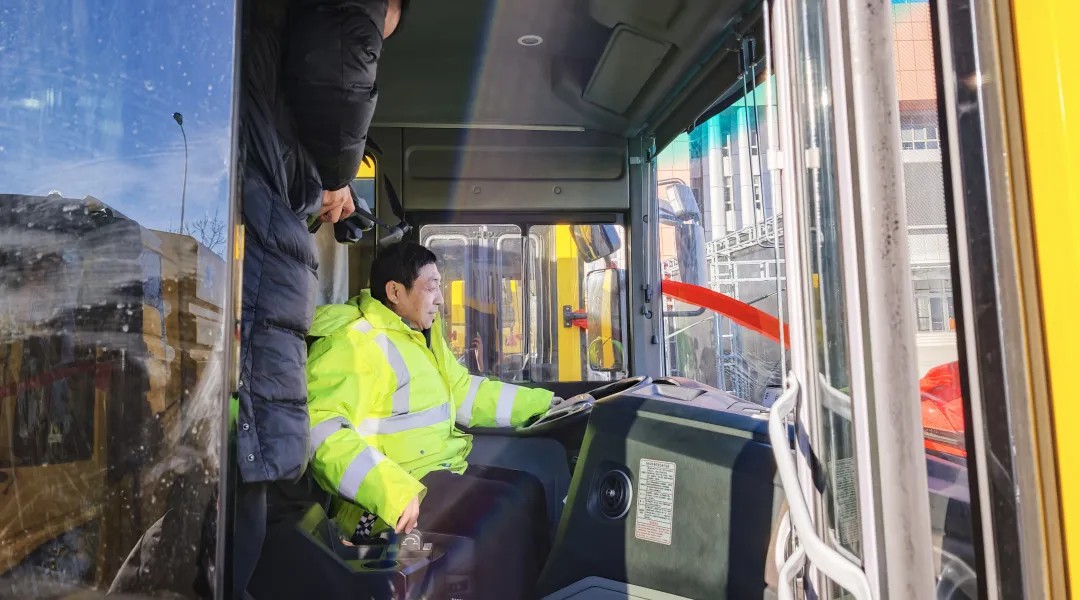 宇通純電動高速掃路車批量交付天津，助力綠色養護升級！