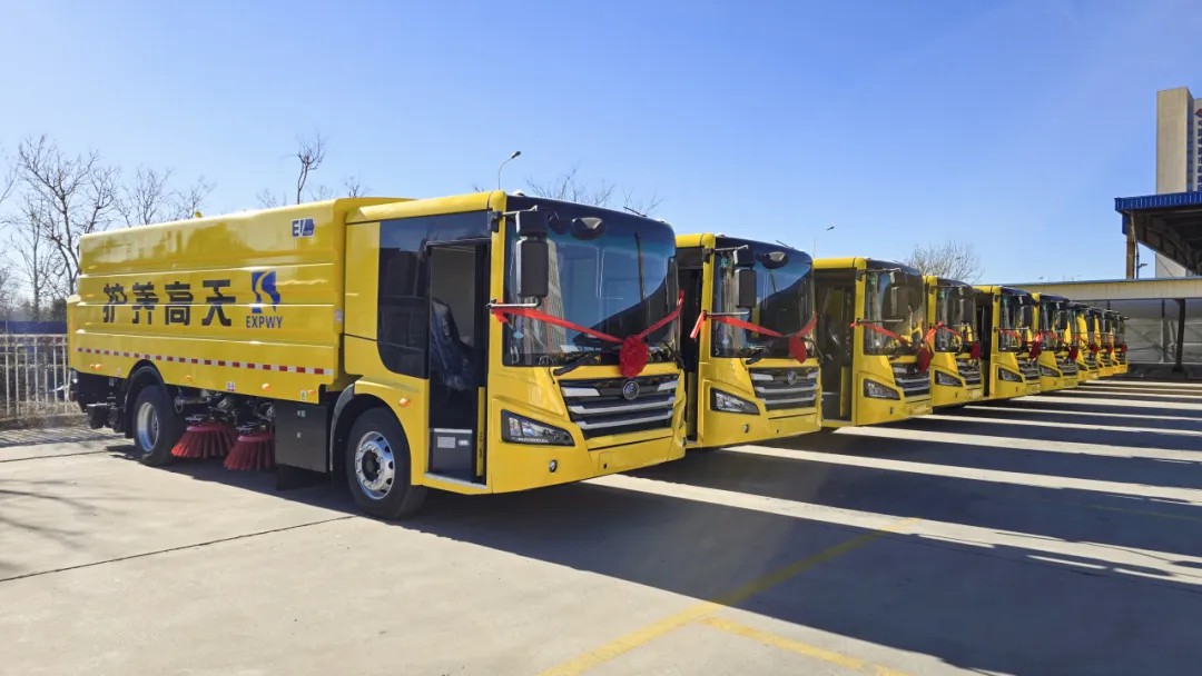 宇通純電動高速掃路車批量交付天津，助力綠色養護升級！