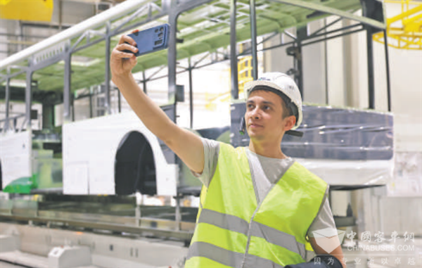 央視CGTN+人民日?qǐng)?bào)高頻關(guān)注：宇通深耕海外多元發(fā)展